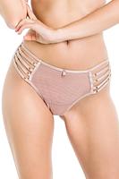 Krój brazylijski – podkreśla kształt pośladków
Lekki, przewiewny materiał – połączenie tiulu i mikrofibry
Niski stan – doskonałe dopasowanie do sylwetki
Ozdobne paseczki po bokach – subtelny, elegancki akcent
Idealne na co dzień i wyjątkowe okazje – komfort i styl w jednym