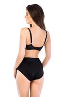 Zjawiskowe figi z wysokim stanem, boczki z beżowego tiulu, który zdobią czarne paseczki. Tył z czarnej mikrofibry, nogawki wykończone pdwójnym tiulem. Kółeczka i regulatory w kolorze złota.
Skład surowcowy: 78% Poliamid, 12% Elastan, 5% Bawełna, 5% Poliester.
 