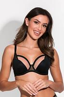 Ten miękki biustonosz bazuje na sprawdzonej konstrukcji modelu Deziro, co zapewnia nie tylko wygodę, ale także solidność podparcia. Miseczki wykonane są z czarnego simplexu, co gwarantuje maksymalne podtrzymanie biustu i zapewnia stabilność. Góra biustonosza wykonana jest z beżowej siatki, zakończonej elegancką czarną taśmą.
Stabilny obwód biustonosza zapewnia pewne dopasowanie i komfort użytkowania przez cały dzień. Dzięki połączeniu solidnej konstrukcji, wygodnych materiałów i eleganckiego wykończenia,  jest doskonałym wyborem na co dzień, łącząc efekt uniesienia i zebrania biustu z wygodą noszenia przez cały dzień.
Skład: 85% Poliamid, 10% Elastan, 5% Poliester

 
 
 