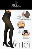 Ocieplane rajstopy damskie z efektem widocznej skóry to wyjątkowo komfortowa i stylowa propozycja na chłodniejsze dni. Wnętrze podszyte jest miękkim polarem, który zapewnia dodatkową warstwę izolacyjną, zatrzymując ciepło blisko ciała. To rozwiązanie gwarantuje utrzymanie przyjemnego ciepła nawet przy niskich temperaturach, a jednocześnie daje wizualny efekt subtelnie opalonej lub nagiej skóry, co czyni je idealnym dodatkiem do sukienek czy spódnic zimą. Rajstopy są szyte płaskim szwem, co zwiększa wygodę noszenia i minimalizuje ryzyko powstawania otarć. Taki sposób wykonania sprawia, że są praktycznie niewidoczne pod ubraniem, tworząc efekt drugiej skóry.