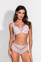 Figi są wykonane z delikatnych materiałów, idealnych dla kobiecej elegancji i komfortu. Tył całego modelu jest ozdobiony koronką, dodając mu delikatny i kuszący wygląd. Koronkowe zdobienia nadają mu subtelnego uroku i elegancji, sprawiając, że nosząca je kobieta czuje się wyjątkowo i pewnie.
Przód  wykonany jest z tiulu, co dodaje im lekkości i delikatności. Górna część przodu ma wstawkę z koronki, co podkreśla ich wyjątkowy design i dodaje im subtelności. Płaskie wykończenie sprawia, że są one dyskretne pod ubraniem, jednocześnie zapewniając wygodę noszenia.
Skład surowcowy: 78% Poliamid, 12% Elastan, 5% Poliester, 5% Bawełna.

 