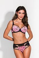 Biustonosz Fiorella to model z miękkimi miseczkami, cechujący się delikatnie obniżonym mostkiem oraz głęboką miseczką, która jest mocniej zabudowana. Jest to idealne rozwiązanie dla kobiet poszukujących biustonosza o większym kryciu, ale nadal zachowującego subtelną elegancję.
Miseczki wykonane z cielistej siatki, na którą naszyta została kwiecista kolorowa koronka. Obwód z siatki i plenu, czarne taśmy dodają wyrazistości i kontrastują z całością dając niepowtarzalny efekt.
Konstrukcja dla wymagających biustów!
Szukasz wyjątkowego biustonosza ale nie chcesz rezygnować z komfortu i doskonałego podtrzymania?
Wybierz BIUSTONOSZ FIORELLA PLUNGE 19212!
Skład: 85% Poliamid, 10% Elastan, 5% Poliester