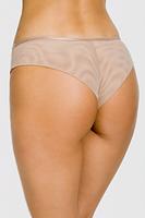 Niezwykłe figi typu brazyliany. Tył z podwójnego tiulu, wysoko wycięty. Boczki z tulu, na który naszyte zostały paseczki ze złotymi regulatorami.
Skład: 78% Poliamid, 5% Poliester, 12% Elastan, 5% Bawełna
 