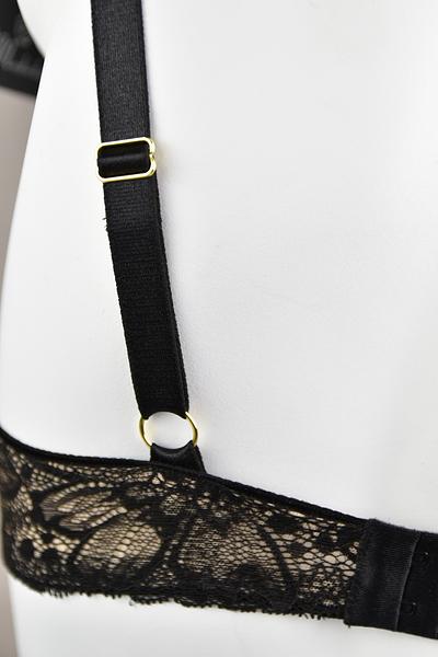 Biustonosz super push up dla małych i średnich biustów.
Beżowe miseczki pokryte delikatną czarną koronką, wnętrze z dużym wypełnieniem zbierającym i unoszącym piersi.
Biustonosz pięknie eksponuje dekolt a odpinane paseczki dają swobodę stylizacji.
Ramiączka regulowane, nie odpinają się, bawet i boczki z tiulu pokrytego koronką. Obwód wzmocniony boczną fiszbiną.
Skład surowcowy: 85% Poliamid, 10% Elastan, 5% Poliester.