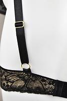 Biustonosz super push up dla małych i średnich biustów.
Beżowe miseczki pokryte delikatną czarną koronką, wnętrze z dużym wypełnieniem zbierającym i unoszącym piersi.
Biustonosz pięknie eksponuje dekolt a odpinane paseczki dają swobodę stylizacji.
Ramiączka regulowane, nie odpinają się, bawet i boczki z tiulu pokrytego koronką. Obwód wzmocniony boczną fiszbiną.
Skład surowcowy: 85% Poliamid, 10% Elastan, 5% Poliester.