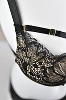 Biustonosz super push up dla małych i średnich biustów.
Beżowe miseczki pokryte delikatną czarną koronką, wnętrze z dużym wypełnieniem zbierającym i unoszącym piersi.
Biustonosz pięknie eksponuje dekolt a odpinane paseczki dają swobodę stylizacji.
Ramiączka regulowane, nie odpinają się, bawet i boczki z tiulu pokrytego koronką. Obwód wzmocniony boczną fiszbiną.
Skład surowcowy: 85% Poliamid, 10% Elastan, 5% Poliester.