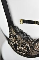 Biustonosz super push up dla małych i średnich biustów.
Beżowe miseczki pokryte delikatną czarną koronką, wnętrze z dużym wypełnieniem zbierającym i unoszącym piersi.
Biustonosz pięknie eksponuje dekolt a odpinane paseczki dają swobodę stylizacji.
Ramiączka regulowane, nie odpinają się, bawet i boczki z tiulu pokrytego koronką. Obwód wzmocniony boczną fiszbiną.
Skład surowcowy: 85% Poliamid, 10% Elastan, 5% Poliester.