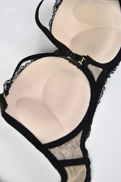 Biustonosz super push up dla małych i średnich biustów.
Beżowe miseczki pokryte delikatną czarną koronką, wnętrze z dużym wypełnieniem zbierającym i unoszącym piersi.
Biustonosz pięknie eksponuje dekolt a odpinane paseczki dają swobodę stylizacji.
Ramiączka regulowane, nie odpinają się, bawet i boczki z tiulu pokrytego koronką. Obwód wzmocniony boczną fiszbiną.
Skład surowcowy: 85% Poliamid, 10% Elastan, 5% Poliester.