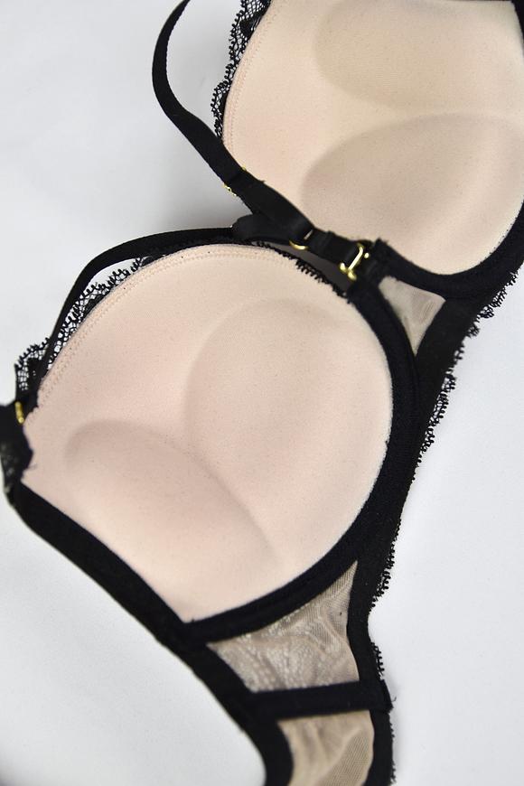 Biustonosz super push up dla małych i średnich biustów.
Beżowe miseczki pokryte delikatną czarną koronką, wnętrze z dużym wypełnieniem zbierającym i unoszącym piersi.
Biustonosz pięknie eksponuje dekolt a odpinane paseczki dają swobodę stylizacji.
Ramiączka regulowane, nie odpinają się, bawet i boczki z tiulu pokrytego koronką. Obwód wzmocniony boczną fiszbiną.
Skład surowcowy: 85% Poliamid, 10% Elastan, 5% Poliester.