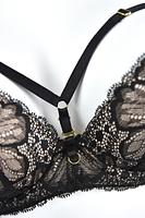 Biustonosz super push up dla małych i średnich biustów.
Beżowe miseczki pokryte delikatną czarną koronką, wnętrze z dużym wypełnieniem zbierającym i unoszącym piersi.
Biustonosz pięknie eksponuje dekolt a odpinane paseczki dają swobodę stylizacji.
Ramiączka regulowane, nie odpinają się, bawet i boczki z tiulu pokrytego koronką. Obwód wzmocniony boczną fiszbiną.
Skład surowcowy: 85% Poliamid, 10% Elastan, 5% Poliester.