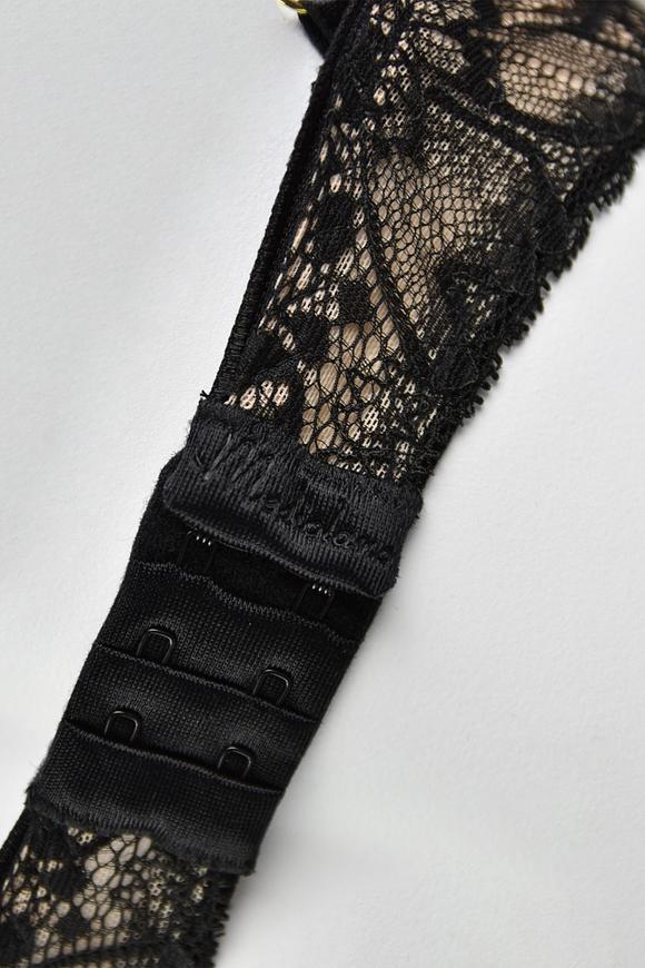 Biustonosz super push up dla małych i średnich biustów.
Beżowe miseczki pokryte delikatną czarną koronką, wnętrze z dużym wypełnieniem zbierającym i unoszącym piersi.
Biustonosz pięknie eksponuje dekolt a odpinane paseczki dają swobodę stylizacji.
Ramiączka regulowane, nie odpinają się, bawet i boczki z tiulu pokrytego koronką. Obwód wzmocniony boczną fiszbiną.
Skład surowcowy: 85% Poliamid, 10% Elastan, 5% Poliester.