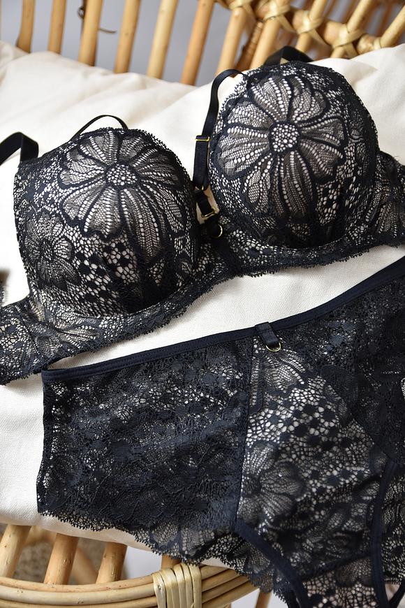 Biustonosz super push up dla małych i średnich biustów.
Beżowe miseczki pokryte delikatną czarną koronką, wnętrze z dużym wypełnieniem zbierającym i unoszącym piersi.
Biustonosz pięknie eksponuje dekolt a odpinane paseczki dają swobodę stylizacji.
Ramiączka regulowane, nie odpinają się, bawet i boczki z tiulu pokrytego koronką. Obwód wzmocniony boczną fiszbiną.
Skład surowcowy: 85% Poliamid, 10% Elastan, 5% Poliester.