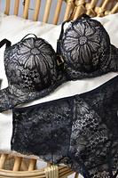 Biustonosz super push up dla małych i średnich biustów.
Beżowe miseczki pokryte delikatną czarną koronką, wnętrze z dużym wypełnieniem zbierającym i unoszącym piersi.
Biustonosz pięknie eksponuje dekolt a odpinane paseczki dają swobodę stylizacji.
Ramiączka regulowane, nie odpinają się, bawet i boczki z tiulu pokrytego koronką. Obwód wzmocniony boczną fiszbiną.
Skład surowcowy: 85% Poliamid, 10% Elastan, 5% Poliester.