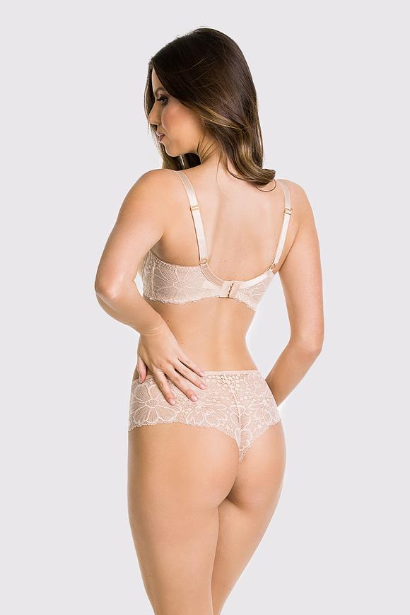 Figi brazyliany. Figi w cołości wykonane z delikanej koronki, tył płasko wykończony, bawełniany klin.
Skład surowcowy: 78% Poliamid, 12% Elastan, 5% Poliester, 5% Bawełna.
 