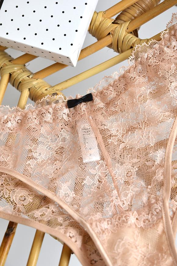 Figi idealne na lato!
Figi typu brazyliany wykonane w całości z delikatnej koronki.
Tył wysoko wycięty, płaskie gumki, bawełniany klin.
Skład surowcowy: 78%Poliamid 12%Elastan, 5% Poliester, 5% Bawełna
 