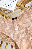 Figi idealne na lato!
Figi typu brazyliany wykonane w całości z delikatnej koronki.
Tył wysoko wycięty, płaskie gumki, bawełniany klin.
Skład surowcowy: 78%Poliamid 12%Elastan, 5% Poliester, 5% Bawełna
 