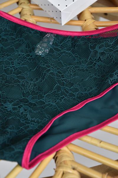 Figi klasyczne.
Przód wykonany ze szmaragdowego plenu, tył z gładkiej mikrofibry, kontrastowe amarantowe gumki.
Bawełniany klin.
Skład surowcowy: 78%Poliamid 12%Elastan, 5% Poliester, 5% Bawełna

 