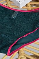 Figi klasyczne.
Przód wykonany ze szmaragdowego plenu, tył z gładkiej mikrofibry, kontrastowe amarantowe gumki.
Bawełniany klin.
Skład surowcowy: 78%Poliamid 12%Elastan, 5% Poliester, 5% Bawełna

 