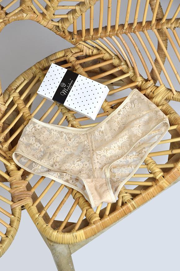 Figi idealne na lato.
Szorty wykonanane z delikatnego plenu,bawełniany klin.
Płasko wykończone gumki zapewnią komfort użytkowania.
Skład surowcowy: 78% Poliamid, 12% Elastan, 5% Poliester, 5% Bawełna.

 