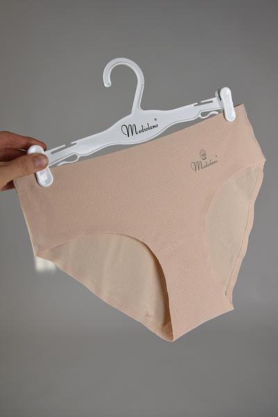 Figi damskie bikini z delikatnej, perforowanej mikrofibry, cienkie i delikatne wykończenie, dzięki któremu figi nie będą się odznaczać pod ubraniem
Skład surowcowy: 85% Poliamid, 15% Elastan