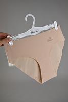 Figi damskie bikini z delikatnej, perforowanej mikrofibry, cienkie i delikatne wykończenie, dzięki któremu figi nie będą się odznaczać pod ubraniem
Skład surowcowy: 85% Poliamid, 15% Elastan