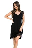 Koszulka wykonana z wiskozy. Rękaw z koronki, dół z przodu wykończony koronką. Fason lekko rozszerzony na dole.
SKŁAD: 94% WISKOZA, 6% ELASTAN