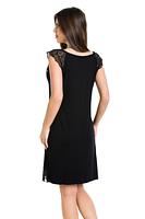 Koszulka wykonana z wiskozy. Rękaw z koronki, dół z przodu wykończony koronką. Fason lekko rozszerzony na dole.
SKŁAD: 94% WISKOZA, 6% ELASTAN