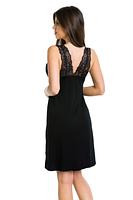 Koszulka nocna wykonana z wysokiej jakości wiskozy. Miseczki lekko uszytywnione, pokryte koronką, szerokie komfortowe koronkowe ramiączka.
Skład produktu: 95% wiskozy, 5% elastanu.