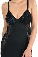 Niezwykła koszulka nocna z boczkami z przezroczystego plenu w kwiatowy wzór.
Miseczki od wewnątrz z mikrofibry, wierzch pokryty plenem.
Ramiaczka z regulacją.
Skład surowcowy: 93% Poliester, 7% Elastan.
 