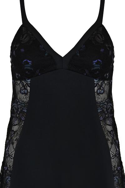 Niezwykła koszulka nocna z boczkami z przezroczystego plenu w kwiatowy wzór.
Miseczki od wewnątrz z mikrofibry, wierzch pokryty plenem.
Ramiaczka z regulacją.
Skład surowcowy: 93% Poliester, 7% Elastan.
 