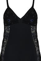 Niezwykła koszulka nocna z boczkami z przezroczystego plenu w kwiatowy wzór.
Miseczki od wewnątrz z mikrofibry, wierzch pokryty plenem.
Ramiaczka z regulacją.
Skład surowcowy: 93% Poliester, 7% Elastan.
 