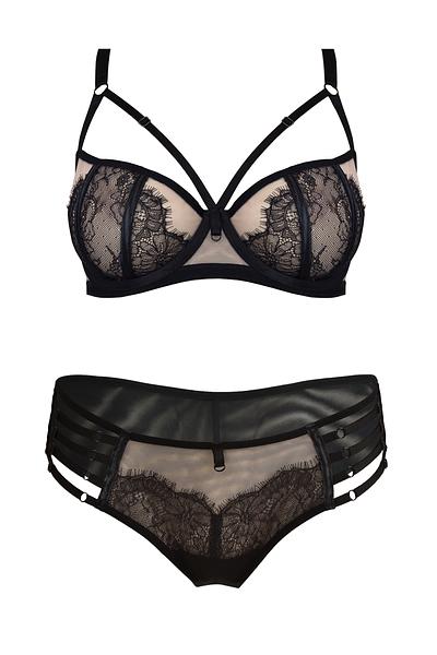 Figi typu brazyliany, tył wysoko wycięty wykonany z podwójnego tiulu.
Przód z koronką, na bokach paseczki z regulacją.
Skład surowcowy: 78%Poliamid, 12%Elastan, 5%Poliester, 5%Bawełna