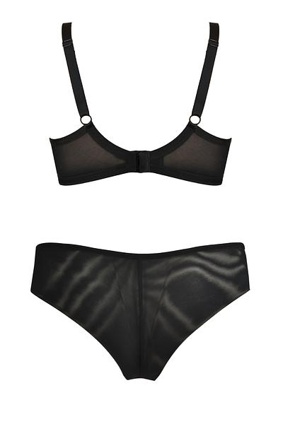 Figi typu brazyliany, tył wysoko wycięty wykonany z podwójnego tiulu.
Przód z koronką, na bokach paseczki z regulacją.
Skład surowcowy: 78%Poliamid, 12%Elastan, 5%Poliester, 5%Bawełna