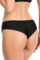 Figi typu brazyliany, tył wysoko wycięty wykonany z podwójnego tiulu.
Przód z koronką, nabokach paseczki z regulacją.
Skład surowcowy: 78%Poliamid, 12%Elastan, 5%Poliester, 5%Bawełna