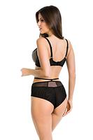 Figi klasyczne wykonane z czarnego tiulu, na bokach beżowa siatka na którą jest naszyta czarna koronka.
Tył wykończony podwójnym tiulem.
W talli czarny paseczek z regulacją.
Skład surowcowy: 78%Poliamid, 12%Elastan, 5%Poliester, 5%Bawełna