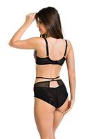 Figi klasyczne wykonane z czarnego tiulu, na bokach beżowa siatka na którą jest naszyta czerwona koronka.
Tył wykończony podwójnym tiulem.
W talli czarny paseczek z regulacją.
Skład surowcowy: 78%Poliamid, 12%Elastan, 5%Poliester, 5%Bawełna