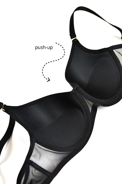 Gładki biustonosz z formowanymi miseczkami i odpinanymi ramiączkami. Miseczki z pianki, w dolnej części lekkie wypełnienie, dzięki któremu biust będzie lekko uniesiony ku górze. Zdecydowanym atutem tego modelu jest możliwość odpięcia ramiączek. Złote detale dodają elegancji i podkreślają nietuzinkowy charakter biustonosza. Boczki ze stabilnej siatki, brak fiszbin bocznych co zapewni wygodę użytkowania.
Skład: 85% poliamid, 10% elastan, 5% poliester.