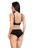 Gładki biustonosz z formowanymi miseczkami. Miseczki z pianki, w dolnej części lekkie wypełnienie, dzięki któremu biust będzie lekko uniesiony ku górze. Ramiączka łączą się z miseczkami na metalowych klamerkach-złote detale dodają elegancji i podkreślają nietuzinkowy charakter biustonosza. Boczki ze stabilnej siatki, brak fiszbin bocznych co zapewni wygodę użytkowania.
Skład: 85% poliamid, 10% elastan, 5% poliester.