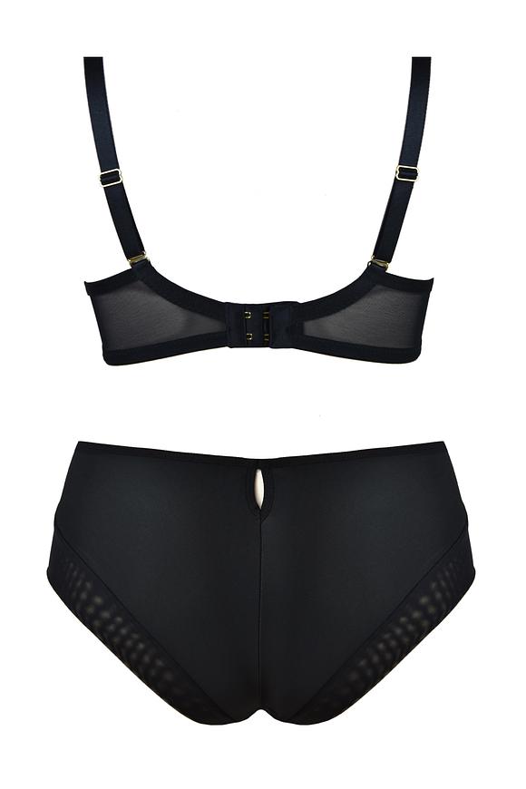 Gładki biustonosz z formowanymi miseczkami. Miseczki z pianki, w dolnej części lekkie wypełnienie, dzięki któremu biust będzie lekko uniesiony ku górze. Ramiączka łączą się z miseczkami na metalowych klamerkach-złote detale dodają elegancji i podkreślają nietuzinkowy charakter biustonosza. Boczki ze stabilnej siatki, brak fiszbin bocznych co zapewni wygodę użytkowania.
Skład: 85% poliamid, 10% elastan, 5% poliester.