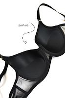 Gładki biustonosz z formowanymi miseczkami. Miseczki z pianki, w dolnej części lekkie wypełnienie, dzięki któremu biust będzie lekko uniesiony ku górze. Ramiączka łączą się z miseczkami na metalowych klamerkach-złote detale dodają elegancji i podkreślają nietuzinkowy charakter biustonosza. Boczki ze stabilnej siatki, brak fiszbin bocznych co zapewni wygodę użytkowania.
Skład: 85% poliamid, 10% elastan, 5% poliester.