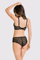 Figi klasyczne z wyższym stanem. 
Figi w cołości wykonane z delikanej koronki, tył płasko wykończony, bawełniany klin.
Skład surowcowy: 78% Poliamid, 12% Elastan 5% Poliester, 5% Bawełna.