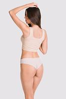 Figi typu brazyliany, tył wysoko wycięty wykonany z podwójnego tiulu.
Przód z koronką, na bokach na tiulu naszyte paseczki.
Skład surowcowy: 78% Poliamid, 12% Elastan, 5% Poliester, 5% Bawełna
 
 