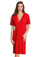 Koszulka nocna z delikatnej wiskozy, dekolt marszczony, ozdobiony koronką.
Krótki rękaw, długość przed kolano.
Skład surowcowy: 94% Wiskoza, 6% Elastan.
 