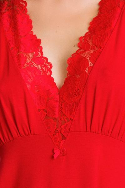 Koszulka nocna z delikatnej wiskozy, dekolt marszczony, ozdobiony koronką.
Krótki rękaw, długość przed kolano.
Skład surowcowy: 94% Wiskoza, 6% Elastan.
 