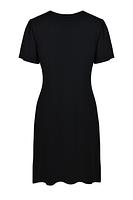 Koszulka nocna z delikatnej wiskozy, dekolt marszczony, ozdobiony koronką.
Krótki rękaw, długość przed kolano.
Skład surowcowy: 94% Wiskoza, 6% Elastan.
 