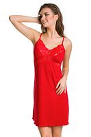 Koszulka nocna z delikatnej wiskozy, dekolt i pas ozdobiony koronką.
Wąskie ramiączko z regulacją, długość przed kolano.
Skład surowcowy: 94% Wiskoza, 6% Elastan.
 