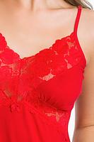 Koszulka nocna z delikatnej wiskozy, dekolt i pas ozdobiony koronką.
Wąskie ramiączko z regulacją, długość przed kolano.
Skład surowcowy: 94% Wiskoza, 6% Elastan.
 