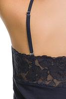 Koszulka nocna z delikatnej wiskozy, dekolt i pas ozdobiony koronką.
Wąskie ramiączko z regulacją, długość przed kolano.
Skład surowcowy: 94% Wiskoza, 6% Elastan.
 