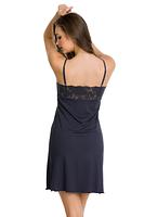 Koszulka nocna z delikatnej wiskozy, dekolt i pas ozdobiony koronką.
Wąskie ramiączko z regulacją, długość przed kolano.
Skład surowcowy: 94% Wiskoza, 6% Elastan.
 