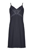 Koszulka nocna z delikatnej wiskozy, dekolt i pas ozdobiony koronką.
Wąskie ramiączko z regulacją, długość przed kolano.
Skład surowcowy: 94% Wiskoza, 6% Elastan.
 